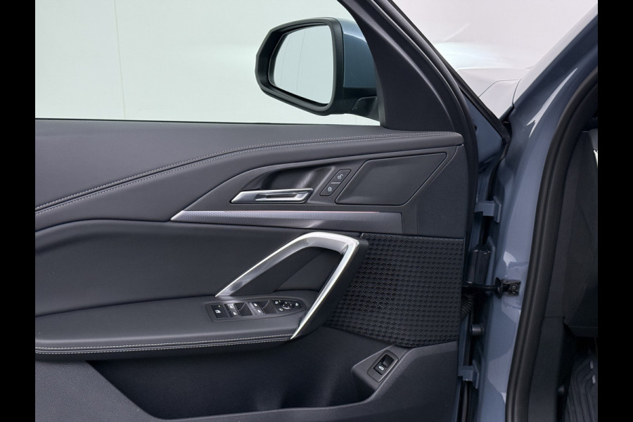 BMW iX1 eDrive20 67kWh M Sport pakket Pano-Dak/Schuif-dak Leer SOH 100% Warmtepomp Camera Navi Ecc PDC-a+v Apple Carplay Android Auto Elek.Achterklep Zwarte-Hemel VerkeersbordHerkenning WiFi M Aerodynamica  Lmv Led Privacy Glas Isofix DAB Keyless Wifi 1e Eigenaar Origineel Nederlandse Auto !!