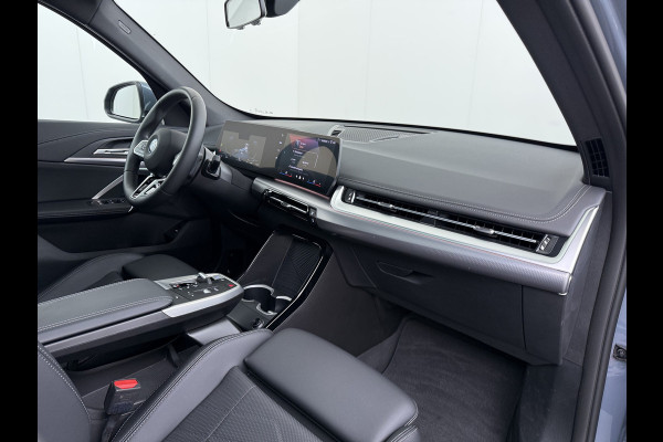 BMW iX1 eDrive20 67kWh M Sport pakket Pano-Dak/Schuif-dak Leer SOH 100% Warmtepomp Camera Navi Ecc PDC-a+v Apple Carplay Android Auto Elek.Achterklep Zwarte-Hemel VerkeersbordHerkenning WiFi M Aerodynamica  Lmv Led Privacy Glas Isofix DAB Keyless Wifi 1e Eigenaar Origineel Nederlandse Auto !!