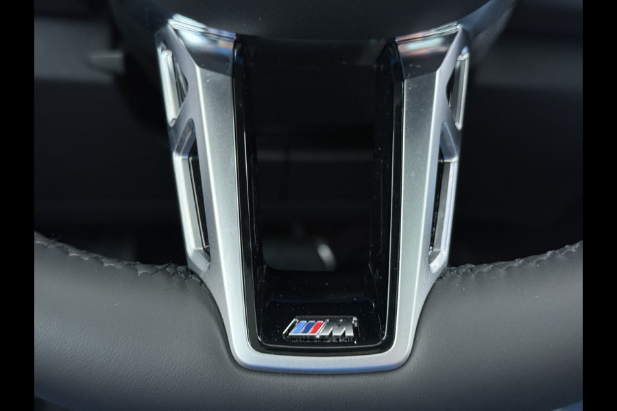 BMW iX1 eDrive20 67kWh M Sport pakket Pano-Dak/Schuif-dak Leer SOH 100% Warmtepomp Camera Navi Ecc PDC-a+v Apple Carplay Android Auto Elek.Achterklep Zwarte-Hemel VerkeersbordHerkenning WiFi M Aerodynamica  Lmv Led Privacy Glas Isofix DAB Keyless Wifi 1e Eigenaar Origineel Nederlandse Auto !!