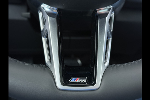 BMW iX1 eDrive20 67kWh M Sport pakket Pano-Dak/Schuif-dak Leer SOH 100% Warmtepomp Camera Navi Ecc PDC-a+v Apple Carplay Android Auto Elek.Achterklep Zwarte-Hemel VerkeersbordHerkenning WiFi M Aerodynamica  Lmv Led Privacy Glas Isofix DAB Keyless Wifi 1e Eigenaar Origineel Nederlandse Auto !!