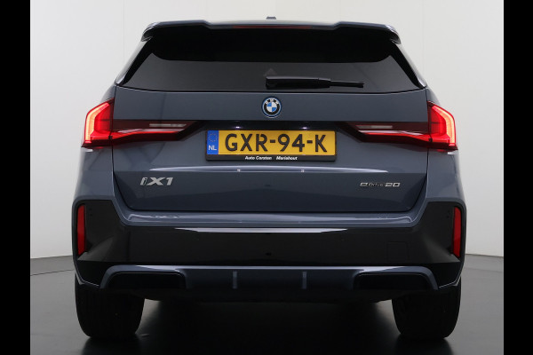 BMW iX1 eDrive20 67kWh M Sport pakket Pano-Dak/Schuif-dak Leer SOH 100% Warmtepomp Camera Navi Ecc PDC-a+v Apple Carplay Android Auto Elek.Achterklep Zwarte-Hemel VerkeersbordHerkenning WiFi M Aerodynamica  Lmv Led Privacy Glas Isofix DAB Keyless Wifi 1e Eigenaar Origineel Nederlandse Auto !!