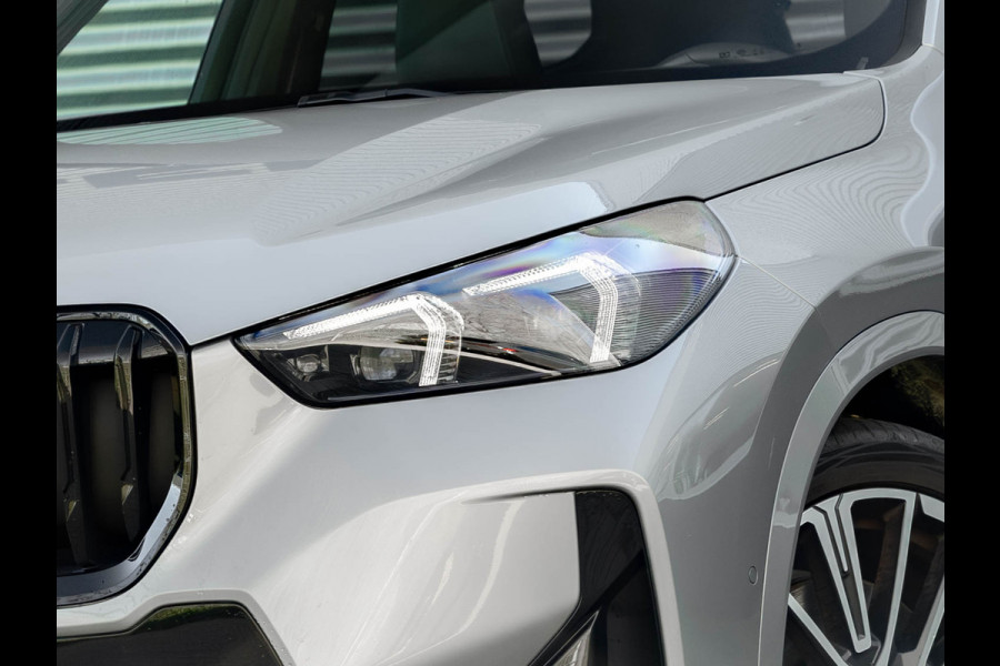 BMW X1 sDrive18i - Pano - Trekhaak - Memoryzetels - Head-up - ACC