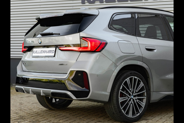 BMW X1 sDrive18i - Pano - Trekhaak - Memoryzetels - Head-up - ACC