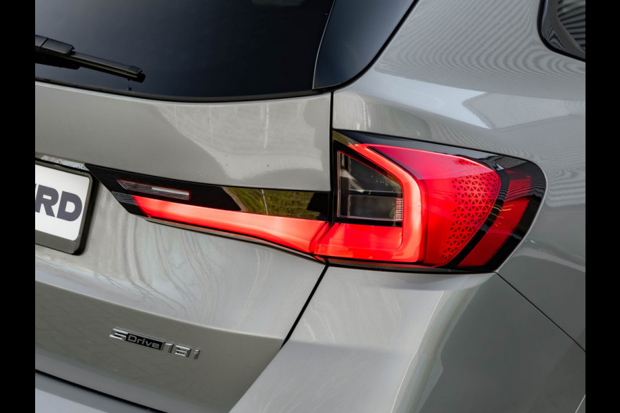 BMW X1 sDrive18i - Pano - Trekhaak - Memoryzetels - Head-up - ACC