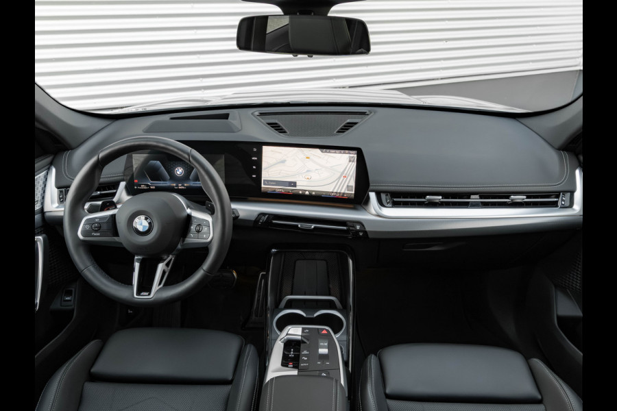 BMW X1 sDrive18i - Pano - Trekhaak - Memoryzetels - Head-up - ACC
