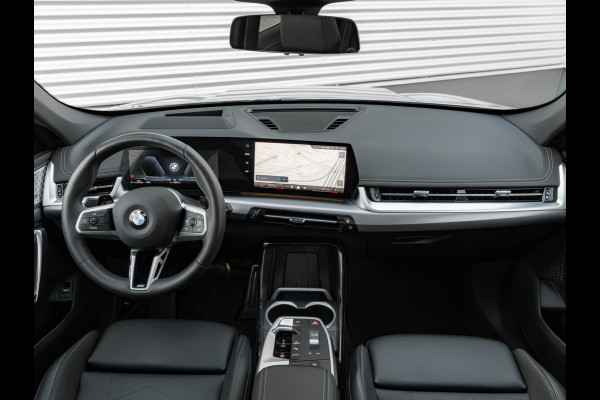 BMW X1 sDrive18i - Pano - Trekhaak - Memoryzetels - Head-up - ACC