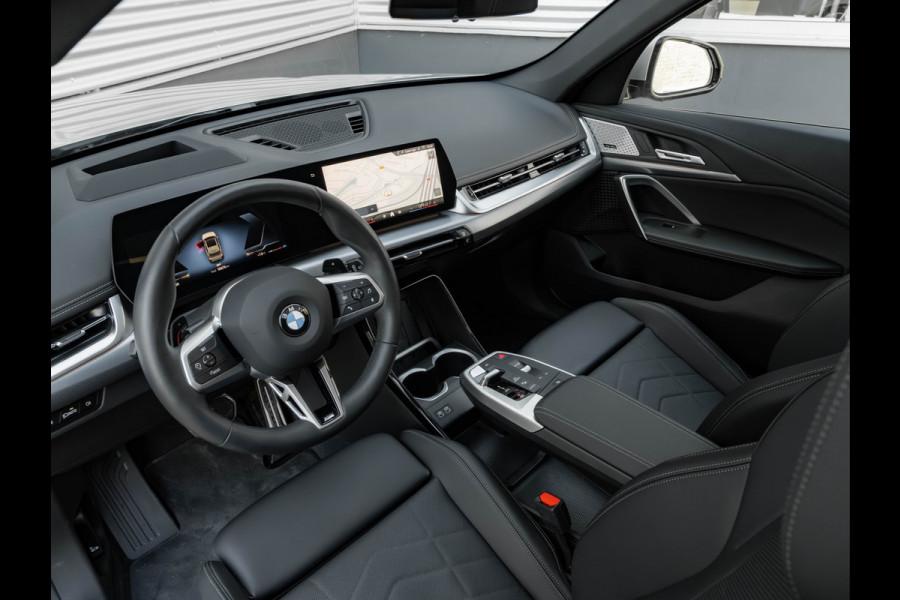 BMW X1 sDrive18i - Pano - Trekhaak - Memoryzetels - Head-up - ACC