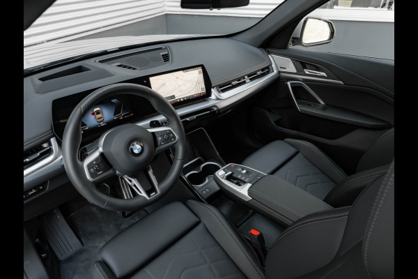 BMW X1 sDrive18i - Pano - Trekhaak - Memoryzetels - Head-up - ACC