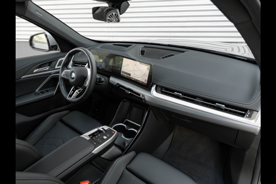 BMW X1 sDrive18i - Pano - Trekhaak - Memoryzetels - Head-up - ACC