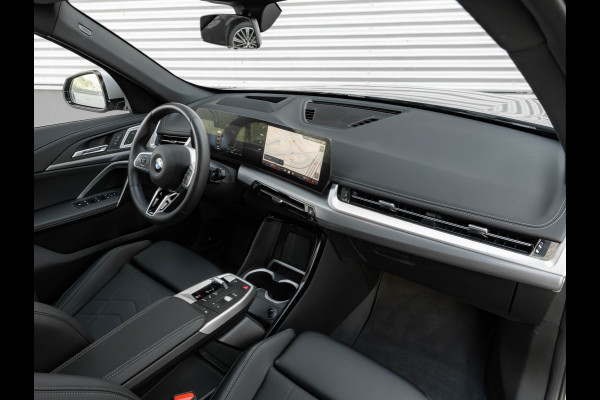 BMW X1 sDrive18i - Pano - Trekhaak - Memoryzetels - Head-up - ACC