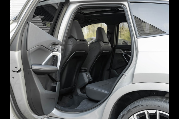 BMW X1 sDrive18i - Pano - Trekhaak - Memoryzetels - Head-up - ACC