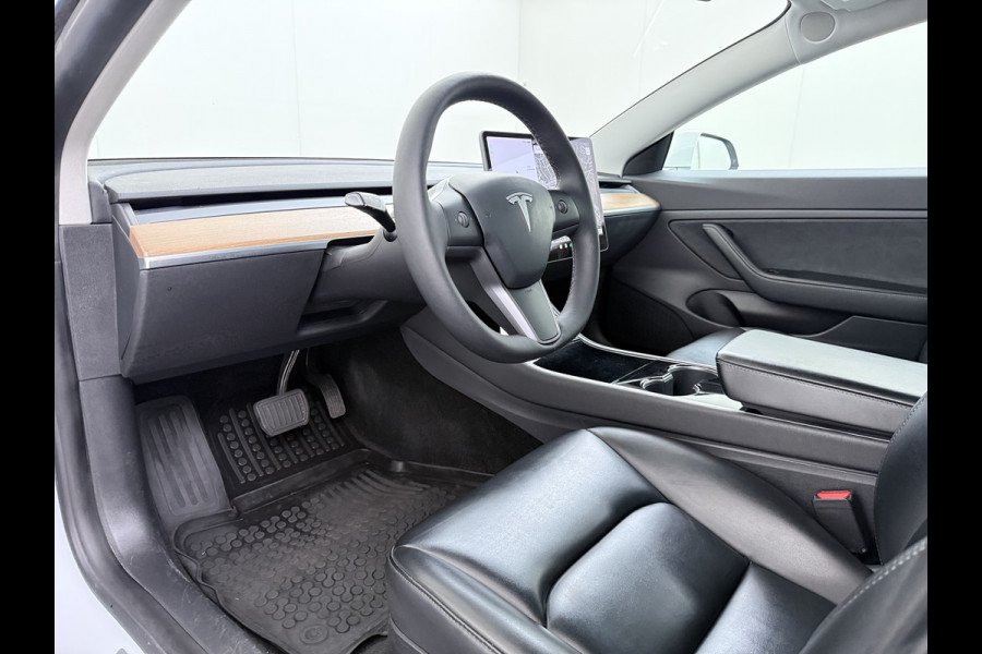Tesla Model 3 SR+ 325PK LFP-Accu SOH 89.6% Lmv 19" AutoPilot Leer Pano-Dak Adaptive Cruise Lmv 18" Camera's Elektr.-Stuur+Stoelen+Spiegels+Geh Ecc Navi Led DAB Voorverwarmen interieur via App Keyless One-Pedal-Drive Wifi 1e Eigenaar Origineel Nederlandse Auto LFP accu dus 100% opladen!