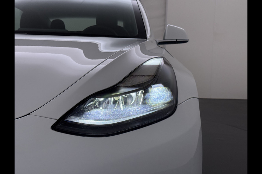 Tesla Model 3 SR+ 325PK LFP-Accu SOH 89.6% Lmv 19" AutoPilot Leer Pano-Dak Adaptive Cruise Lmv 18" Camera's Elektr.-Stuur+Stoelen+Spiegels+Geh Ecc Navi Led DAB Voorverwarmen interieur via App Keyless One-Pedal-Drive Wifi 1e Eigenaar Origineel Nederlandse Auto LFP accu dus 100% opladen!
