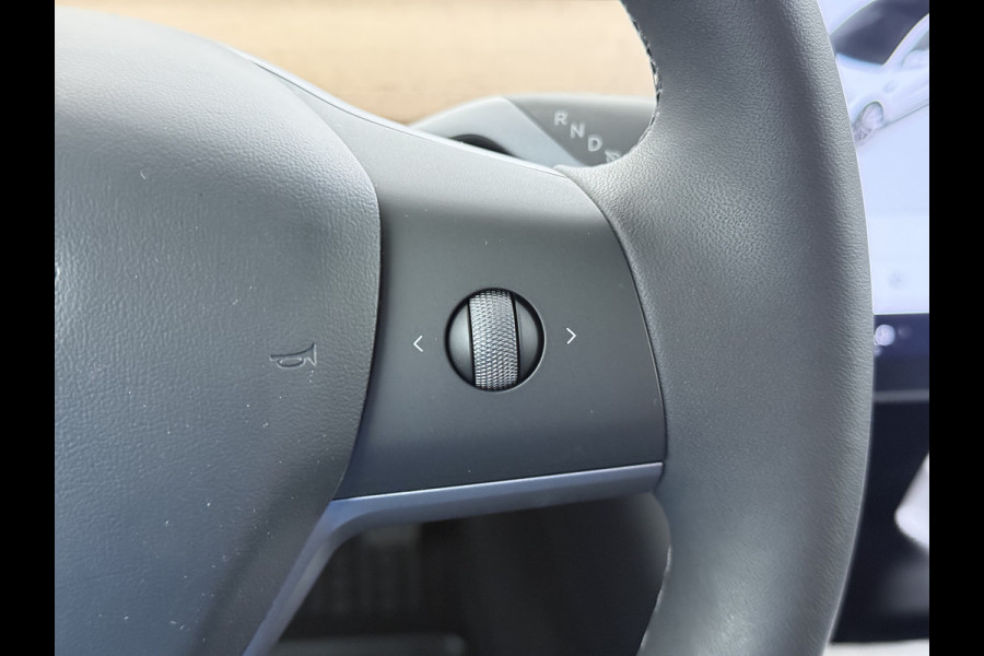 Tesla Model 3 SR+ 325PK LFP-Accu SOH 89.6% Lmv 19" AutoPilot Leer Pano-Dak Adaptive Cruise Lmv 18" Camera's Elektr.-Stuur+Stoelen+Spiegels+Geh Ecc Navi Led DAB Voorverwarmen interieur via App Keyless One-Pedal-Drive Wifi 1e Eigenaar Origineel Nederlandse Auto LFP accu dus 100% opladen!