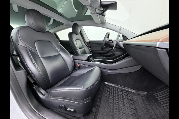 Tesla Model 3 SR+ 325PK LFP-Accu SOH 89.6% Lmv 19" AutoPilot Leer Pano-Dak Adaptive Cruise Lmv 18" Camera's Elektr.-Stuur+Stoelen+Spiegels+Geh Ecc Navi Led DAB Voorverwarmen interieur via App Keyless One-Pedal-Drive Wifi 1e Eigenaar Origineel Nederlandse Auto LFP accu dus 100% opladen!