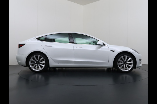 Tesla Model 3 SR+ 325PK LFP-Accu SOH 89.6% Lmv 19" AutoPilot Leer Pano-Dak Adaptive Cruise Lmv 18" Camera's Elektr.-Stuur+Stoelen+Spiegels+Geh Ecc Navi Led DAB Voorverwarmen interieur via App Keyless One-Pedal-Drive Wifi 1e Eigenaar Origineel Nederlandse Auto LFP accu dus 100% opladen!