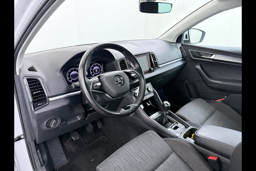 Škoda Karoq 1.5T 150pk ACT Trekhaak Adap.Cruise Camera Navi Virtual Cockpit ECC Apple Carplay Android PDC StoelverwarmingVerschuifbare Achte Comfort Pack Lmv Led Isofix DAB Voorruitverwarming Regen-Lichtsensor File Assist Verkeersbord Detectie 1.500KG Trekgewicht 1e Eigenaar Origineel Nederlandse Auto Bij 110.000km nog Beurt gehad! 1.500kg Trekgewicht! EURO6