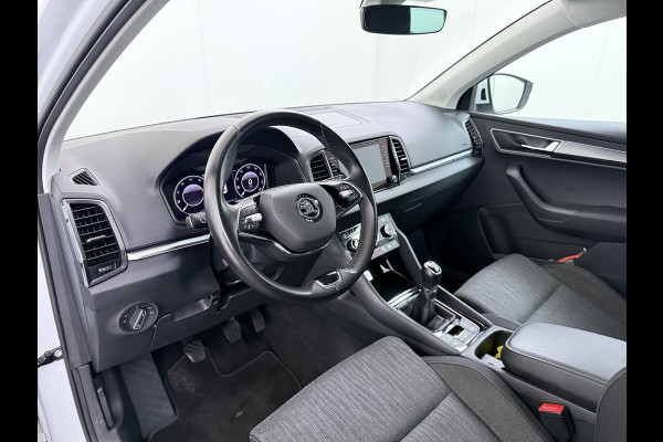 Škoda Karoq 1.5T 150pk ACT Trekhaak Adap.Cruise Camera Navi Virtual Cockpit ECC Apple Carplay Android PDC StoelverwarmingVerschuifbare Achte Comfort Pack Lmv Led Isofix DAB Voorruitverwarming Regen-Lichtsensor File Assist Verkeersbord Detectie 1.500KG Trekgewicht 1e Eigenaar Origineel Nederlandse Auto Bij 110.000km nog Beurt gehad! 1.500kg Trekgewicht! EURO6