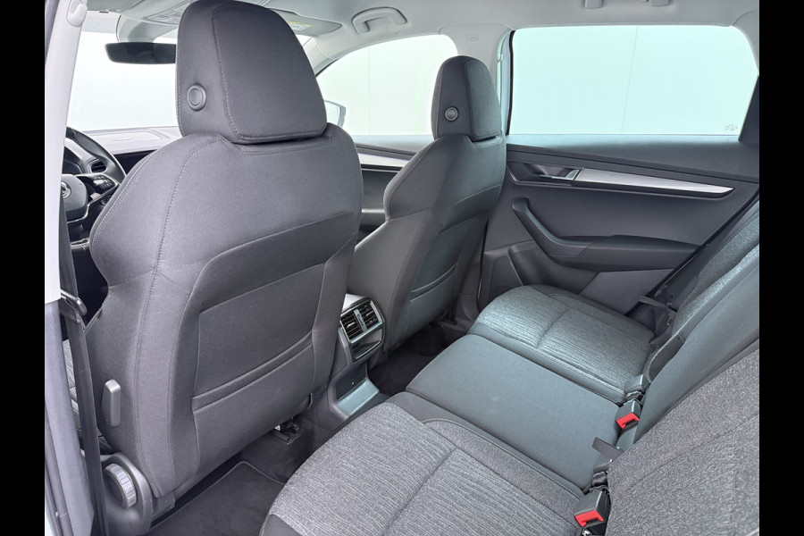 Škoda Karoq 1.5T 150pk ACT Trekhaak Adap.Cruise Camera Navi Virtual Cockpit ECC Apple Carplay Android PDC StoelverwarmingVerschuifbare Achte Comfort Pack Lmv Led Isofix DAB Voorruitverwarming Regen-Lichtsensor File Assist Verkeersbord Detectie 1.500KG Trekgewicht 1e Eigenaar Origineel Nederlandse Auto Bij 110.000km nog Beurt gehad! 1.500kg Trekgewicht! EURO6