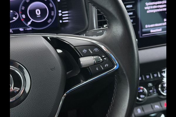 Škoda Karoq 1.5T 150pk ACT Trekhaak Adap.Cruise Camera Navi Virtual Cockpit ECC Apple Carplay Android PDC StoelverwarmingVerschuifbare Achte Comfort Pack Lmv Led Isofix DAB Voorruitverwarming Regen-Lichtsensor File Assist Verkeersbord Detectie 1.500KG Trekgewicht 1e Eigenaar Origineel Nederlandse Auto Bij 110.000km nog Beurt gehad! 1.500kg Trekgewicht! EURO6