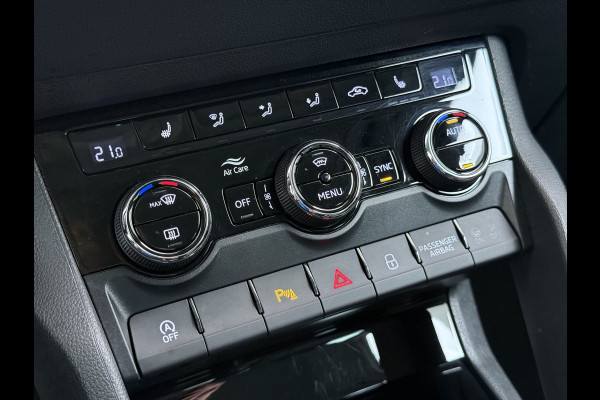 Škoda Karoq 1.5T 150pk ACT Trekhaak Adap.Cruise Camera Navi Virtual Cockpit ECC Apple Carplay Android PDC StoelverwarmingVerschuifbare Achte Comfort Pack Lmv Led Isofix DAB Voorruitverwarming Regen-Lichtsensor File Assist Verkeersbord Detectie 1.500KG Trekgewicht 1e Eigenaar Origineel Nederlandse Auto Bij 110.000km nog Beurt gehad! 1.500kg Trekgewicht! EURO6