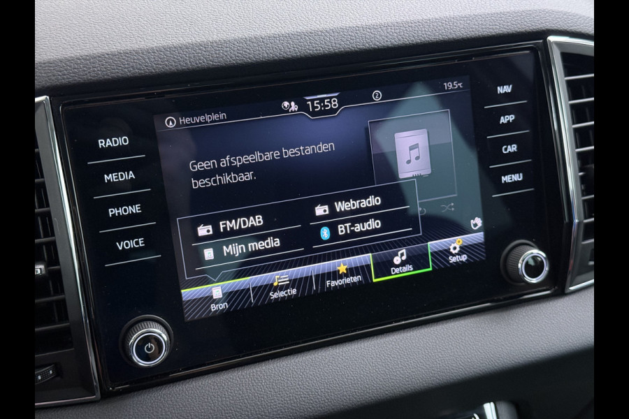 Škoda Karoq 1.5T 150pk ACT Trekhaak Adap.Cruise Camera Navi Virtual Cockpit ECC Apple Carplay Android PDC StoelverwarmingVerschuifbare Achte Comfort Pack Lmv Led Isofix DAB Voorruitverwarming Regen-Lichtsensor File Assist Verkeersbord Detectie 1.500KG Trekgewicht 1e Eigenaar Origineel Nederlandse Auto Bij 110.000km nog Beurt gehad! 1.500kg Trekgewicht! EURO6