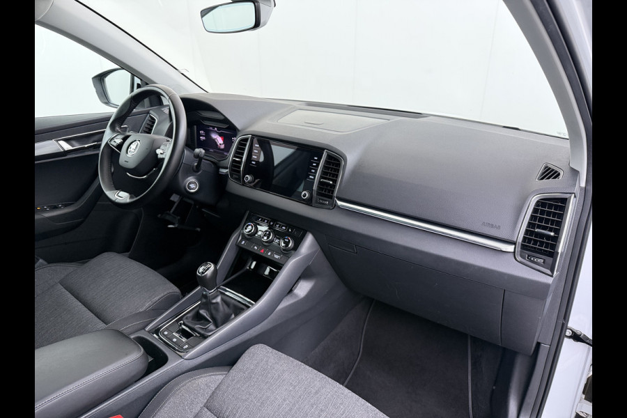Škoda Karoq 1.5T 150pk ACT Trekhaak Adap.Cruise Camera Navi Virtual Cockpit ECC Apple Carplay Android PDC StoelverwarmingVerschuifbare Achte Comfort Pack Lmv Led Isofix DAB Voorruitverwarming Regen-Lichtsensor File Assist Verkeersbord Detectie 1.500KG Trekgewicht 1e Eigenaar Origineel Nederlandse Auto Bij 110.000km nog Beurt gehad! 1.500kg Trekgewicht! EURO6