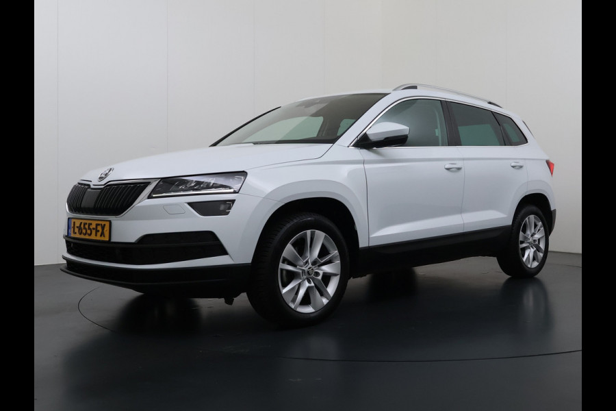 Škoda Karoq 1.5T 150pk ACT Trekhaak Adap.Cruise Camera Navi Virtual Cockpit ECC Apple Carplay Android PDC StoelverwarmingVerschuifbare Achte Comfort Pack Lmv Led Isofix DAB Voorruitverwarming Regen-Lichtsensor File Assist Verkeersbord Detectie 1.500KG Trekgewicht 1e Eigenaar Origineel Nederlandse Auto Bij 110.000km nog Beurt gehad! 1.500kg Trekgewicht! EURO6