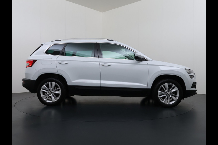 Škoda Karoq 1.5T 150pk ACT Trekhaak Adap.Cruise Camera Navi Virtual Cockpit ECC Apple Carplay Android PDC StoelverwarmingVerschuifbare Achte Comfort Pack Lmv Led Isofix DAB Voorruitverwarming Regen-Lichtsensor File Assist Verkeersbord Detectie 1.500KG Trekgewicht 1e Eigenaar Origineel Nederlandse Auto Bij 110.000km nog Beurt gehad! 1.500kg Trekgewicht! EURO6