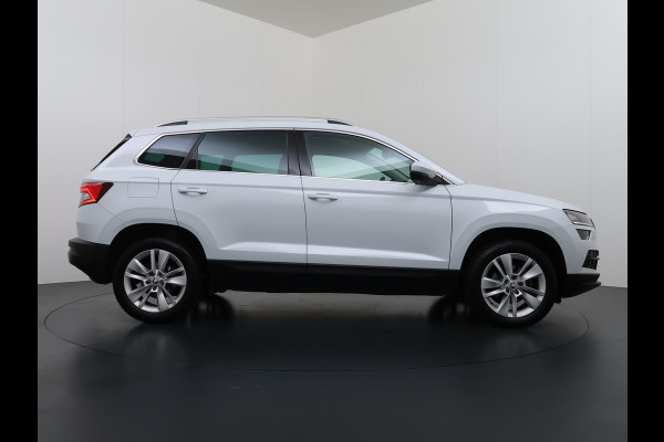 Škoda Karoq 1.5T 150pk ACT Trekhaak Adap.Cruise Camera Navi Virtual Cockpit ECC Apple Carplay Android PDC StoelverwarmingVerschuifbare Achte Comfort Pack Lmv Led Isofix DAB Voorruitverwarming Regen-Lichtsensor File Assist Verkeersbord Detectie 1.500KG Trekgewicht 1e Eigenaar Origineel Nederlandse Auto Bij 110.000km nog Beurt gehad! 1.500kg Trekgewicht! EURO6