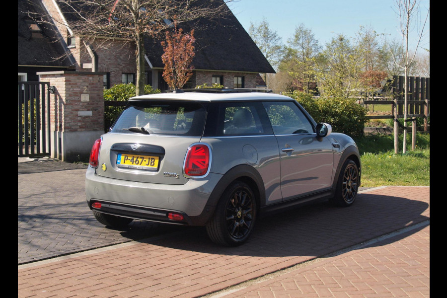 MINI Mini Electric Classic 33 kWh | Panoramadak | Camera | Apple Carplay | Cruise Control |