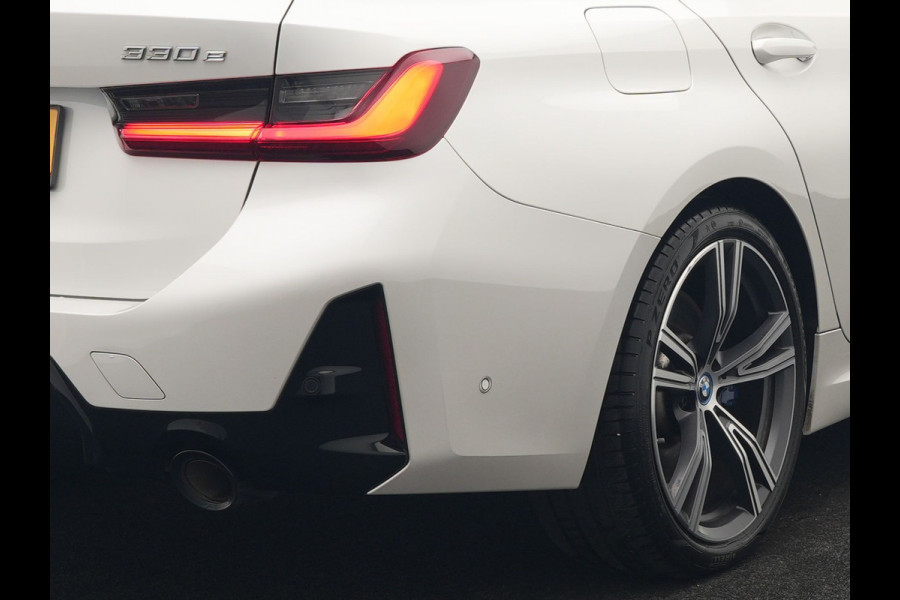 BMW 3 Serie Touring 330e M Sport PHEV 293pk Dealer O.H. NIEUW MODEL | Adaptive Cruise | Head Up | Camera | Lederen Competition Stoelen Memory & Verwarmd | Sfeerverlichting | Stuur Verwarmd | Keyless | Blis | Apple Carplay | Plug In Hybrid |