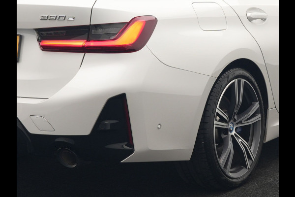 BMW 3 Serie Touring 330e M Sport PHEV 293pk Dealer O.H. NIEUW MODEL | Adaptive Cruise | Head Up | Camera | Lederen Competition Stoelen Memory & Verwarmd | Sfeerverlichting | Stuur Verwarmd | Keyless | Blis | Apple Carplay | Plug In Hybrid |