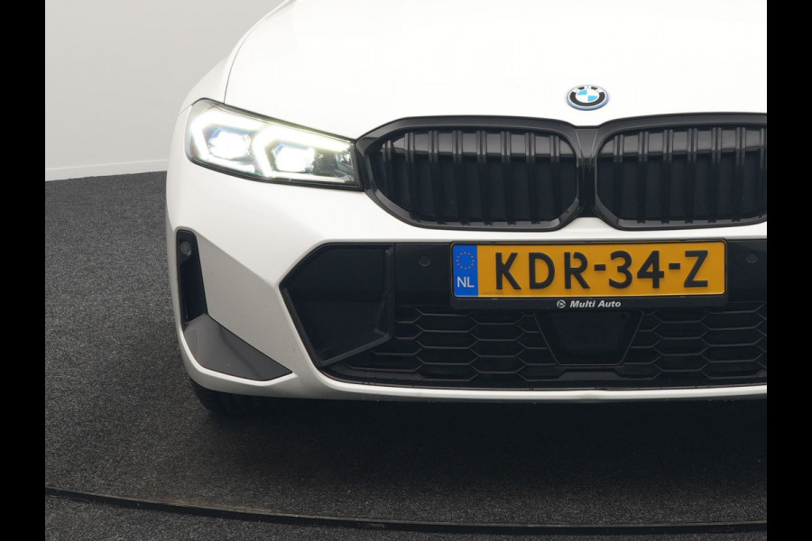 BMW 3 Serie Touring 330e M Sport PHEV 293pk Dealer O.H. NIEUW MODEL | Adaptive Cruise | Head Up | Camera | Lederen Competition Stoelen Memory & Verwarmd | Sfeerverlichting | Stuur Verwarmd | Keyless | Blis | Apple Carplay | Plug In Hybrid |