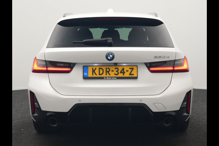 BMW 3 Serie Touring 330e M Sport PHEV 293pk Dealer O.H. NIEUW MODEL | Adaptive Cruise | Head Up | Camera | Lederen Competition Stoelen Memory & Verwarmd | Sfeerverlichting | Stuur Verwarmd | Keyless | Blis | Apple Carplay | Plug In Hybrid |