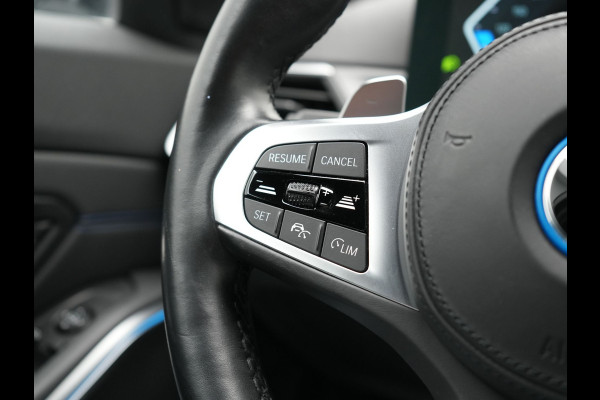 BMW 3 Serie Touring 330e M Sport PHEV 293pk Dealer O.H. NIEUW MODEL | Adaptive Cruise | Head Up | Camera | Lederen Competition Stoelen Memory & Verwarmd | Sfeerverlichting | Stuur Verwarmd | Keyless | Blis | Apple Carplay | Plug In Hybrid |