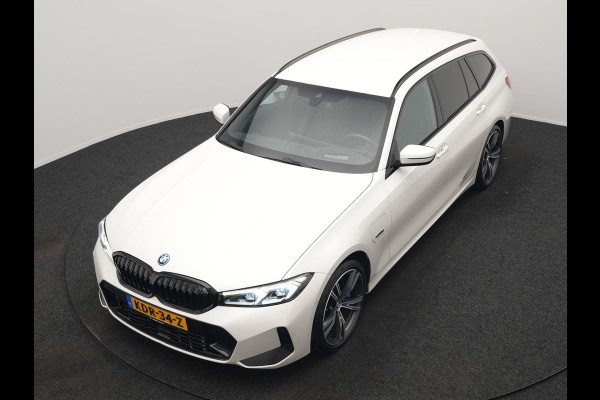 BMW 3 Serie Touring 330e M Sport PHEV 293pk Dealer O.H. NIEUW MODEL | Adaptive Cruise | Head Up | Camera | Lederen Competition Stoelen Memory & Verwarmd | Sfeerverlichting | Stuur Verwarmd | Keyless | Blis | Apple Carplay | Plug In Hybrid |