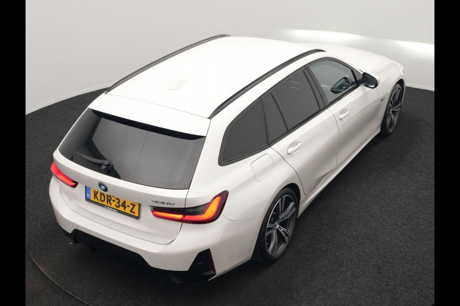 BMW 3 Serie Touring 330e M Sport PHEV 293pk Dealer O.H. NIEUW MODEL | Adaptive Cruise | Head Up | Camera | Lederen Competition Stoelen Memory & Verwarmd | Sfeerverlichting | Stuur Verwarmd | Keyless | Blis | Apple Carplay | Plug In Hybrid |