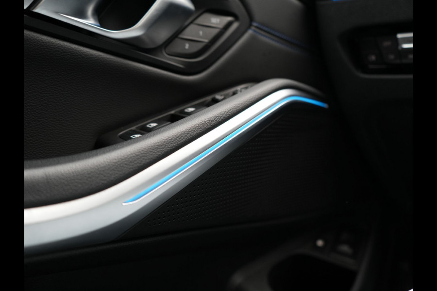 BMW 3 Serie Touring 330e M Sport PHEV 293pk Dealer O.H. NIEUW MODEL | Adaptive Cruise | Head Up | Camera | Lederen Competition Stoelen Memory & Verwarmd | Sfeerverlichting | Stuur Verwarmd | Keyless | Blis | Apple Carplay | Plug In Hybrid |