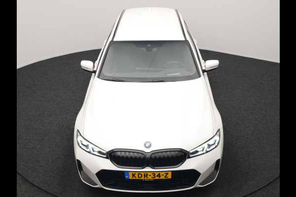 BMW 3 Serie Touring 330e M Sport PHEV 293pk Dealer O.H. NIEUW MODEL | Adaptive Cruise | Head Up | Camera | Lederen Competition Stoelen Memory & Verwarmd | Sfeerverlichting | Stuur Verwarmd | Keyless | Blis | Apple Carplay | Plug In Hybrid |