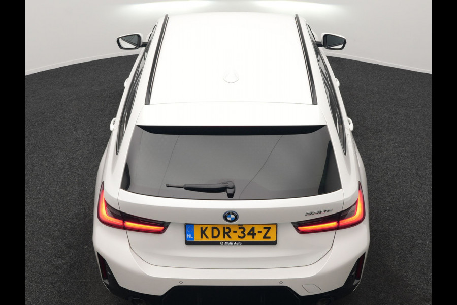 BMW 3 Serie Touring 330e M Sport PHEV 293pk Dealer O.H. NIEUW MODEL | Adaptive Cruise | Head Up | Camera | Lederen Competition Stoelen Memory & Verwarmd | Sfeerverlichting | Stuur Verwarmd | Keyless | Blis | Apple Carplay | Plug In Hybrid |