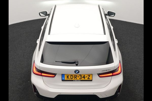 BMW 3 Serie Touring 330e M Sport PHEV 293pk Dealer O.H. NIEUW MODEL | Adaptive Cruise | Head Up | Camera | Lederen Competition Stoelen Memory & Verwarmd | Sfeerverlichting | Stuur Verwarmd | Keyless | Blis | Apple Carplay | Plug In Hybrid |