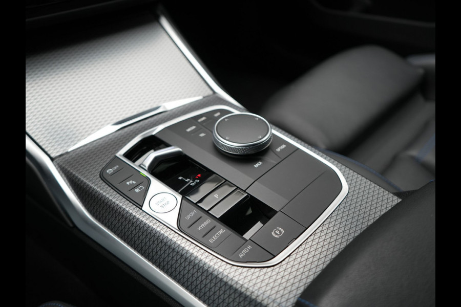 BMW 3 Serie Touring 330e M Sport PHEV 293pk Dealer O.H. NIEUW MODEL | Adaptive Cruise | Head Up | Camera | Lederen Competition Stoelen Memory & Verwarmd | Sfeerverlichting | Stuur Verwarmd | Keyless | Blis | Apple Carplay | Plug In Hybrid |