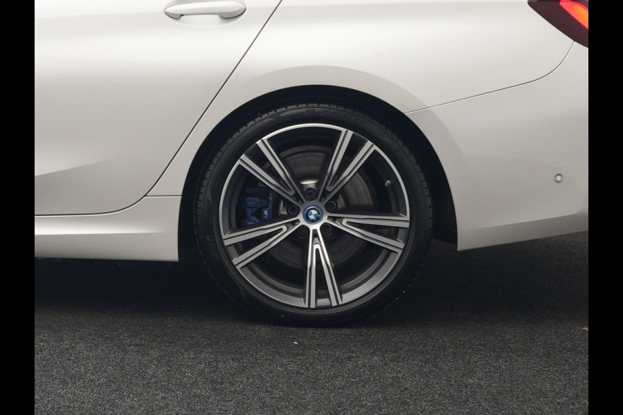 BMW 3 Serie Touring 330e M Sport PHEV 293pk Dealer O.H. NIEUW MODEL | Adaptive Cruise | Head Up | Camera | Lederen Competition Stoelen Memory & Verwarmd | Sfeerverlichting | Stuur Verwarmd | Keyless | Blis | Apple Carplay | Plug In Hybrid |