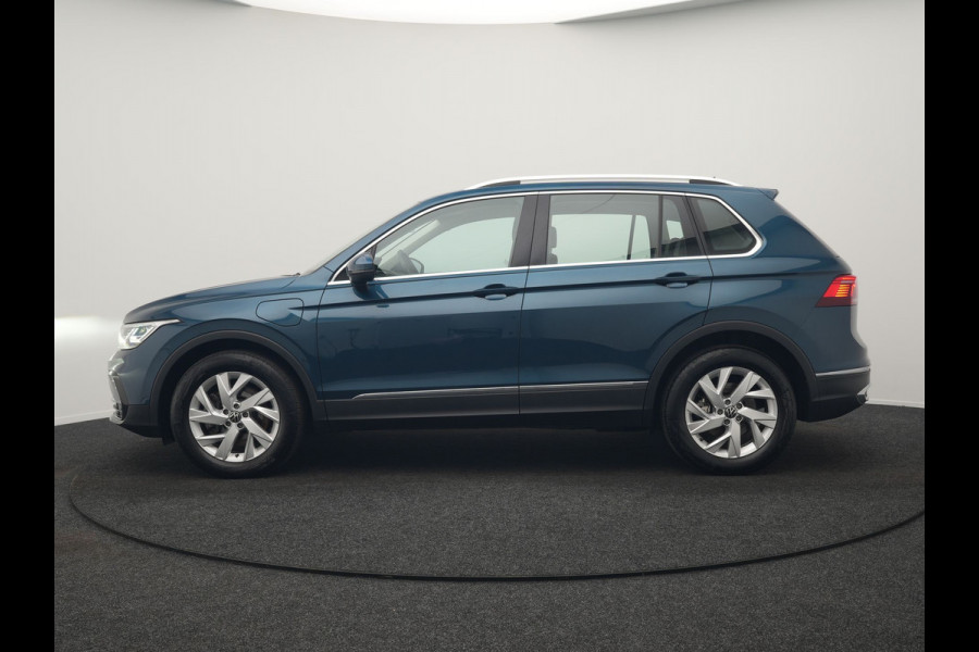 Volkswagen Tiguan 1.4 TSI eHybrid Elegance PHEV 245pk Dealer O.H. | Trekhaak Af Fabriek | Adaptive Cruise | IQ Light | Camera | Lederen Comfortzetels Memory & Verwarmd | Sfeerverlichting | Apple Carplay | Stuur Verwarmd | Navigatie | DAB | Plug In Hybrid |