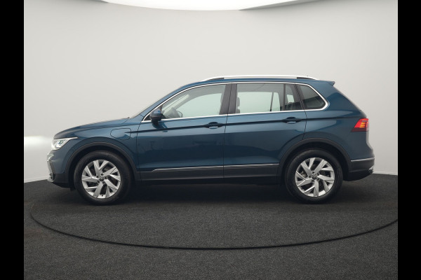 Volkswagen Tiguan 1.4 TSI eHybrid Elegance PHEV 245pk Dealer O.H. | Trekhaak Af Fabriek | Adaptive Cruise | IQ Light | Camera | Lederen Comfortzetels Memory & Verwarmd | Sfeerverlichting | Apple Carplay | Stuur Verwarmd | Navigatie | DAB | Plug In Hybrid |