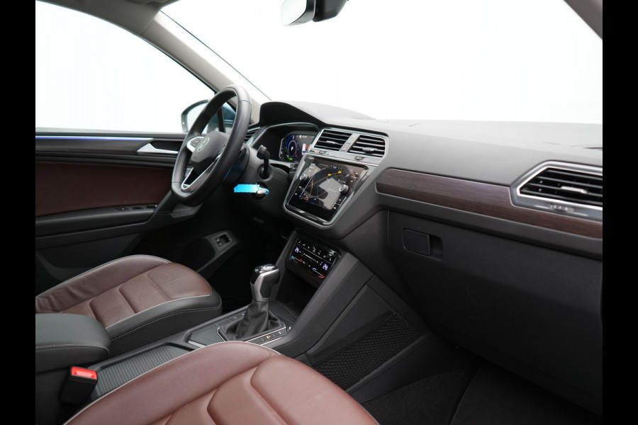 Volkswagen Tiguan 1.4 TSI eHybrid Elegance PHEV 245pk Dealer O.H. | Trekhaak Af Fabriek | Adaptive Cruise | IQ Light | Camera | Lederen Comfortzetels Memory & Verwarmd | Sfeerverlichting | Apple Carplay | Stuur Verwarmd | Navigatie | DAB | Plug In Hybrid |