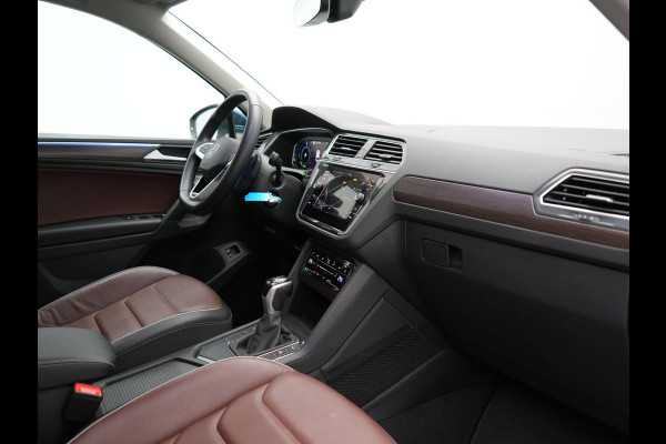 Volkswagen Tiguan 1.4 TSI eHybrid Elegance PHEV 245pk Dealer O.H. | Trekhaak Af Fabriek | Adaptive Cruise | IQ Light | Camera | Lederen Comfortzetels Memory & Verwarmd | Sfeerverlichting | Apple Carplay | Stuur Verwarmd | Navigatie | DAB | Plug In Hybrid |