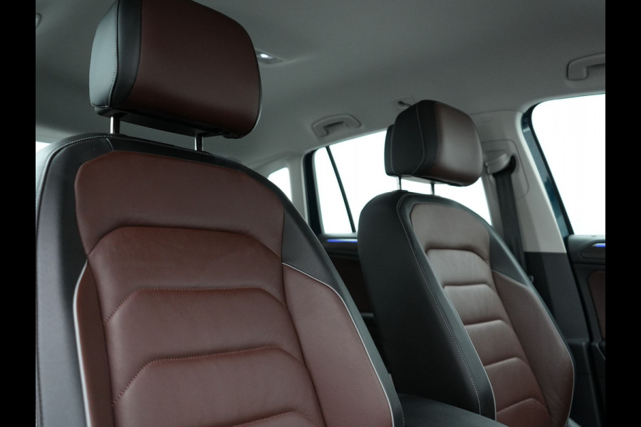 Volkswagen Tiguan 1.4 TSI eHybrid Elegance PHEV 245pk Dealer O.H. | Trekhaak Af Fabriek | Adaptive Cruise | IQ Light | Camera | Lederen Comfortzetels Memory & Verwarmd | Sfeerverlichting | Apple Carplay | Stuur Verwarmd | Navigatie | DAB | Plug In Hybrid |