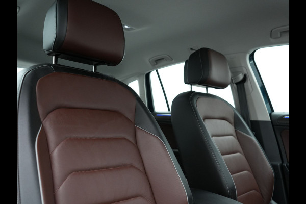 Volkswagen Tiguan 1.4 TSI eHybrid Elegance PHEV 245pk Dealer O.H. | Trekhaak Af Fabriek | Adaptive Cruise | IQ Light | Camera | Lederen Comfortzetels Memory & Verwarmd | Sfeerverlichting | Apple Carplay | Stuur Verwarmd | Navigatie | DAB | Plug In Hybrid |